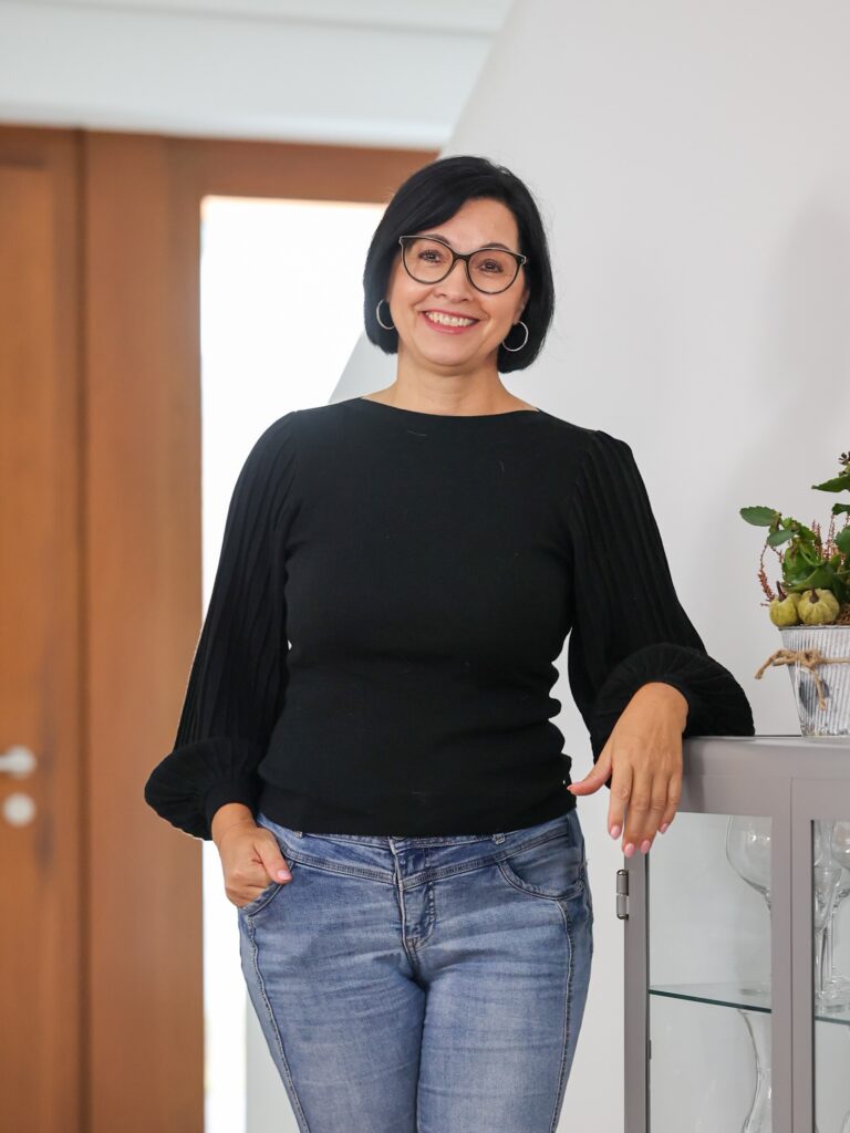 Porträt von Ilse Isepp, Inhaberin und ISO-Beraterin bei IsoGuidancePro – erfahrene Expertin für ISO-Zertifizierung von VW-, Audi- und SEAT-Autohäusern in Deutschland.