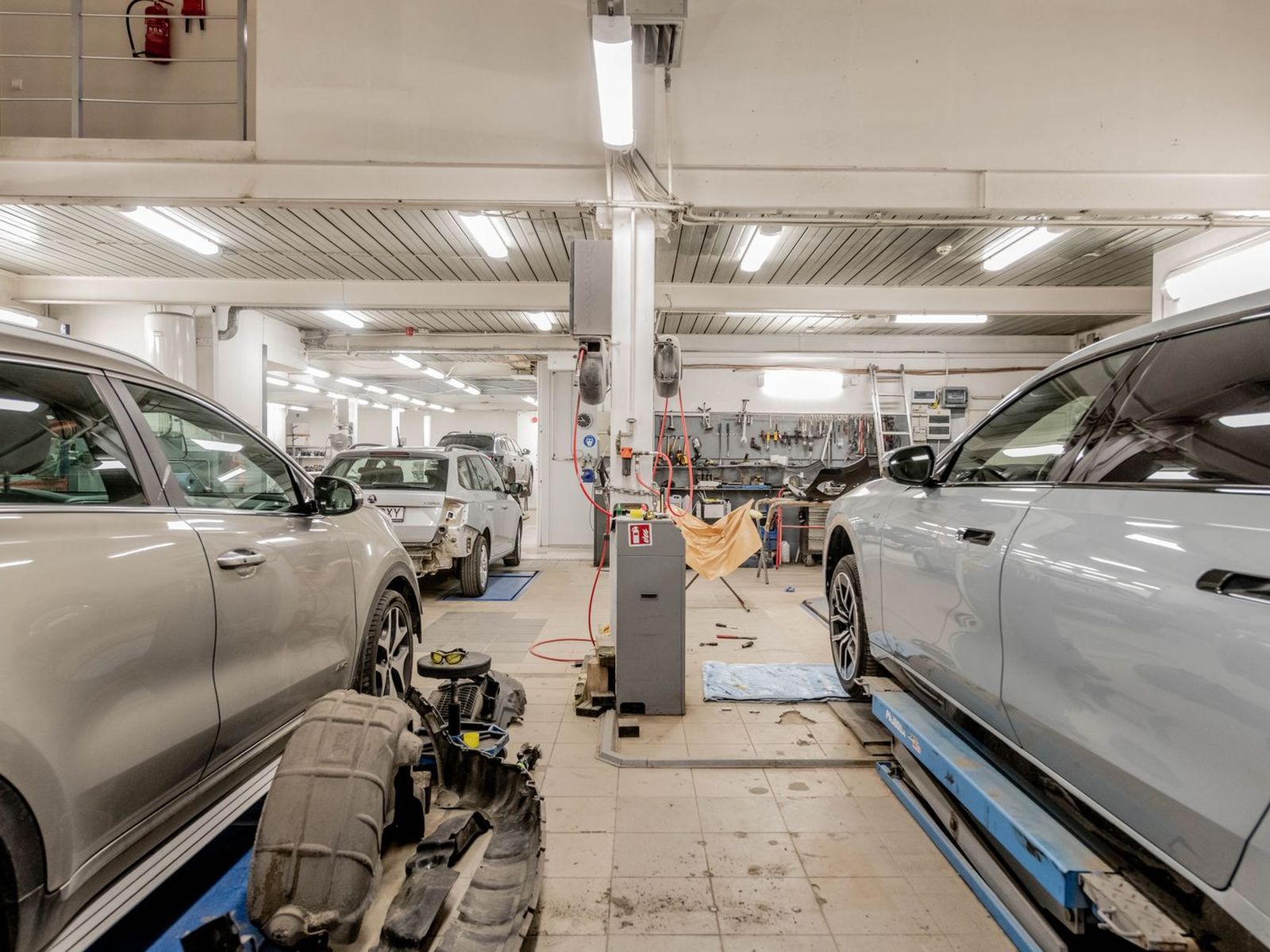 Beratungsgespräch zwischen ISO-Beraterin und Autohaus-Team im Büro